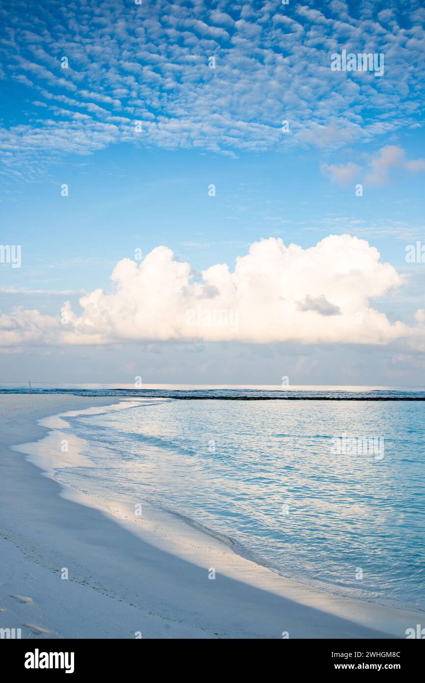 Sfondo di mare turchese e cielo blu Foto Stock