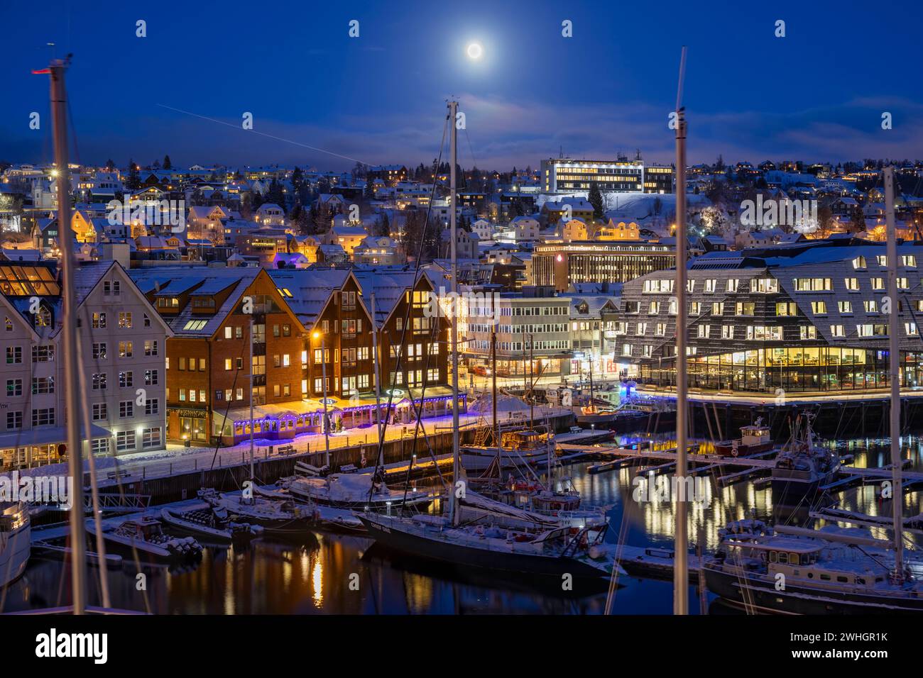 Europa, Norvegia, porto di Tromso di notte con barche ormeggiate in inverno Foto Stock