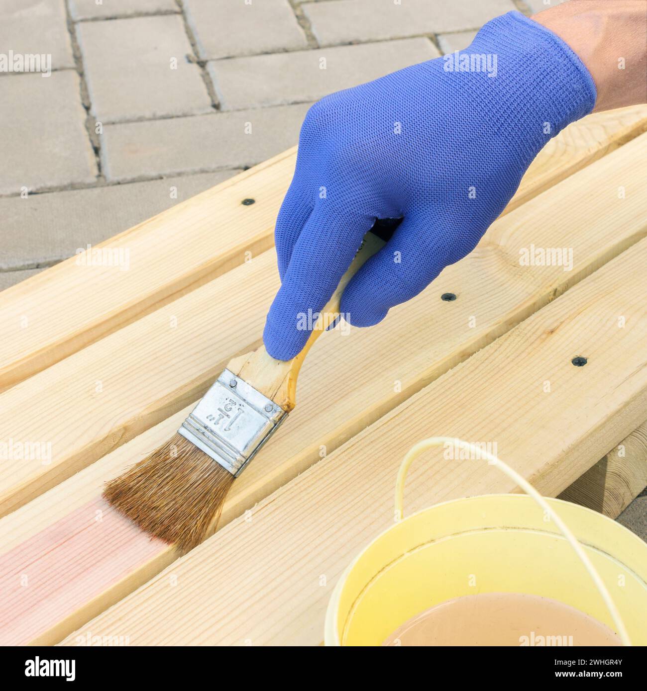 Applicazione di impregnazione antisettica su una griglia di legno Foto Stock