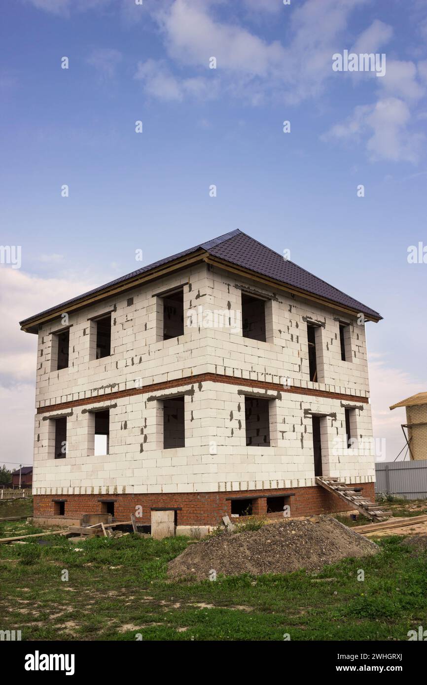 Nuova casa di blocchi di cemento cellulare, tetto già realizzato Foto Stock