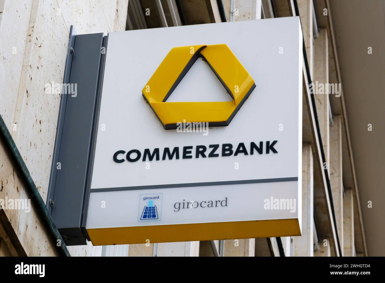 Facciata con canto e logo della Commerzbank Foto Stock