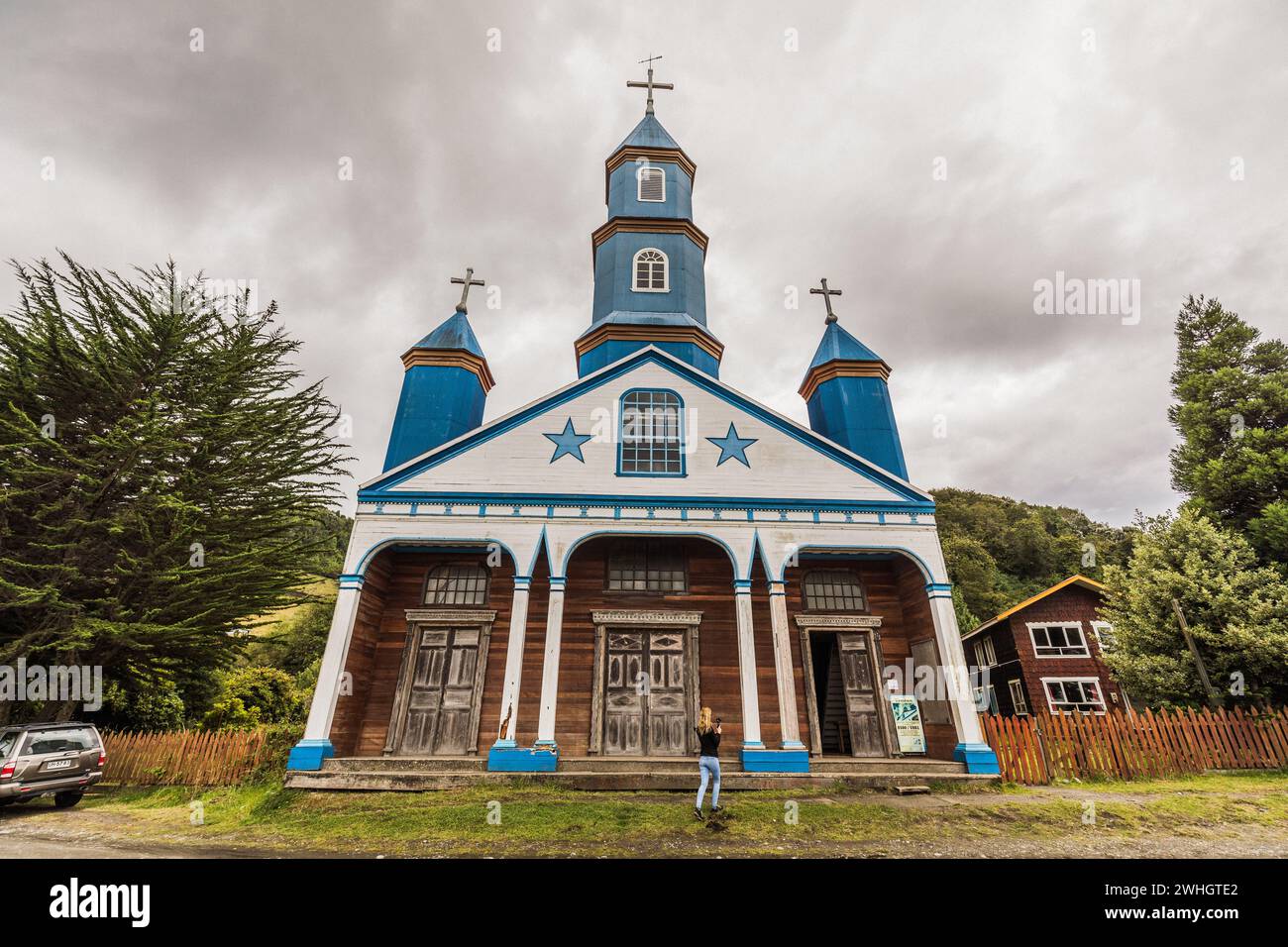 Chiesa in legno Nuestra Senora del Patrocinio a Tenaun su Chiloe con una facciata bianca, stelle e campanili blu e colonne bianche nell'area d'ingresso. Foto Stock