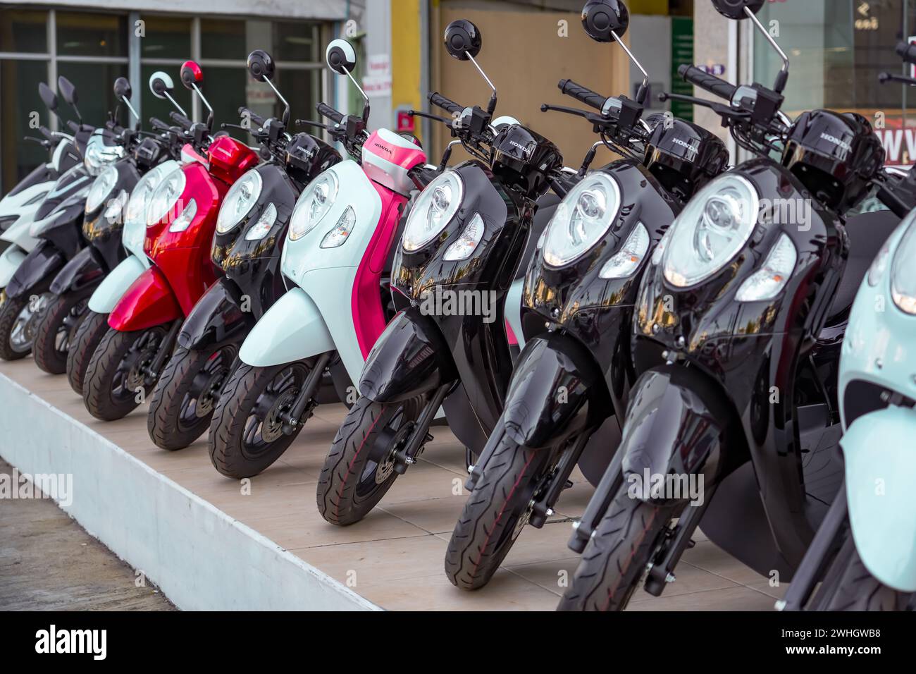 La parte anteriore delle moto colorate presso lo showroom, le motociclette sono veicoli popolari. Thailandia, Bangkok 28 dicembre 2024. Foto Stock