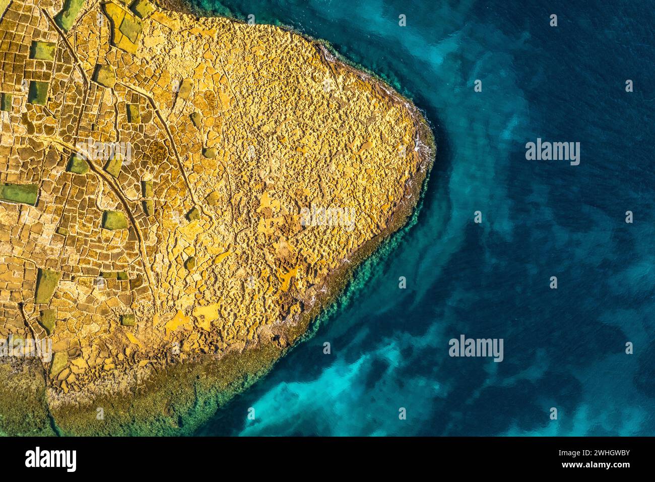 Salt Pans, Xwejni Bay, Xwejni, Gozo Island, Malta, vista aerea con drone Foto Stock