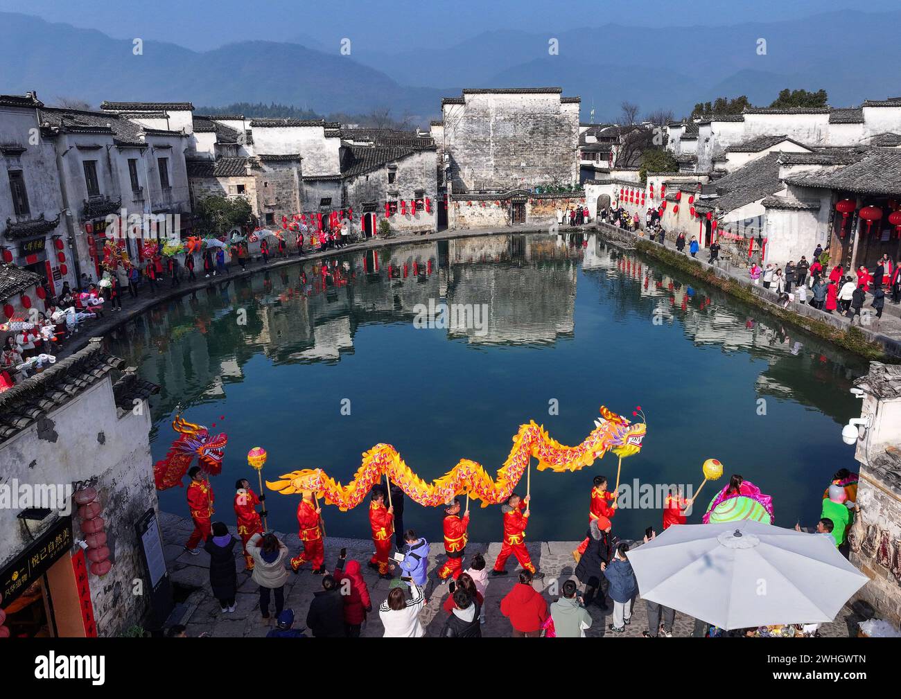 Pechino, Cina. 10 febbraio 2024. Una foto aerea scattata il 10 febbraio 2024 mostra una sfilata di danza del drago nella contea di Yixian, nella provincia di Anhui della Cina orientale. Il Festival di primavera si terrà il 10 febbraio di quest'anno. Crediti: Shi Yalei/Xinhua/Alamy Live News Foto Stock