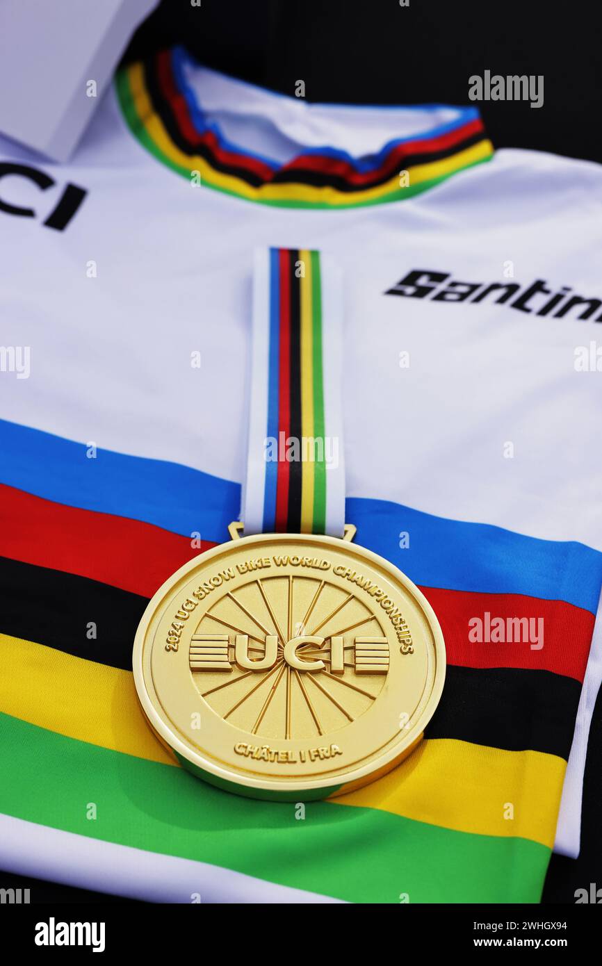 Chatel, Francia. 10 febbraio 2024. Foto di Alex Whitehead/SWpix.com - 10/02/2024 - Ciclismo - 2024 UCI Snow Bike World Championships - Chatel, Haute-Savoie, Francia - Men Elite Super G - i vincitori medaglia d'oro e UCI Santini Rainbow Jersey crediti: SWpix/Alamy Live News Foto Stock