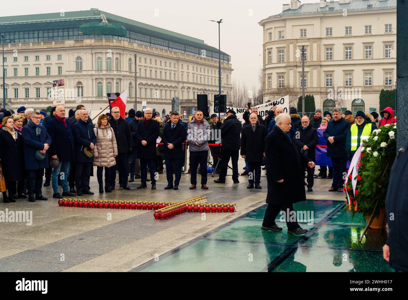 Il presidente della legge e della giustizia, Jaroslaw Kaczynski, pone una corona al monumento alle vittime del disastro di Smolensk. Commemorazioni mensili del disastro di Smolensk, celebrato dai parlamentari KaczyÅ ski e PiS. Varsavia Polonia Copyright: XMikolajxJaneczekx Foto Stock