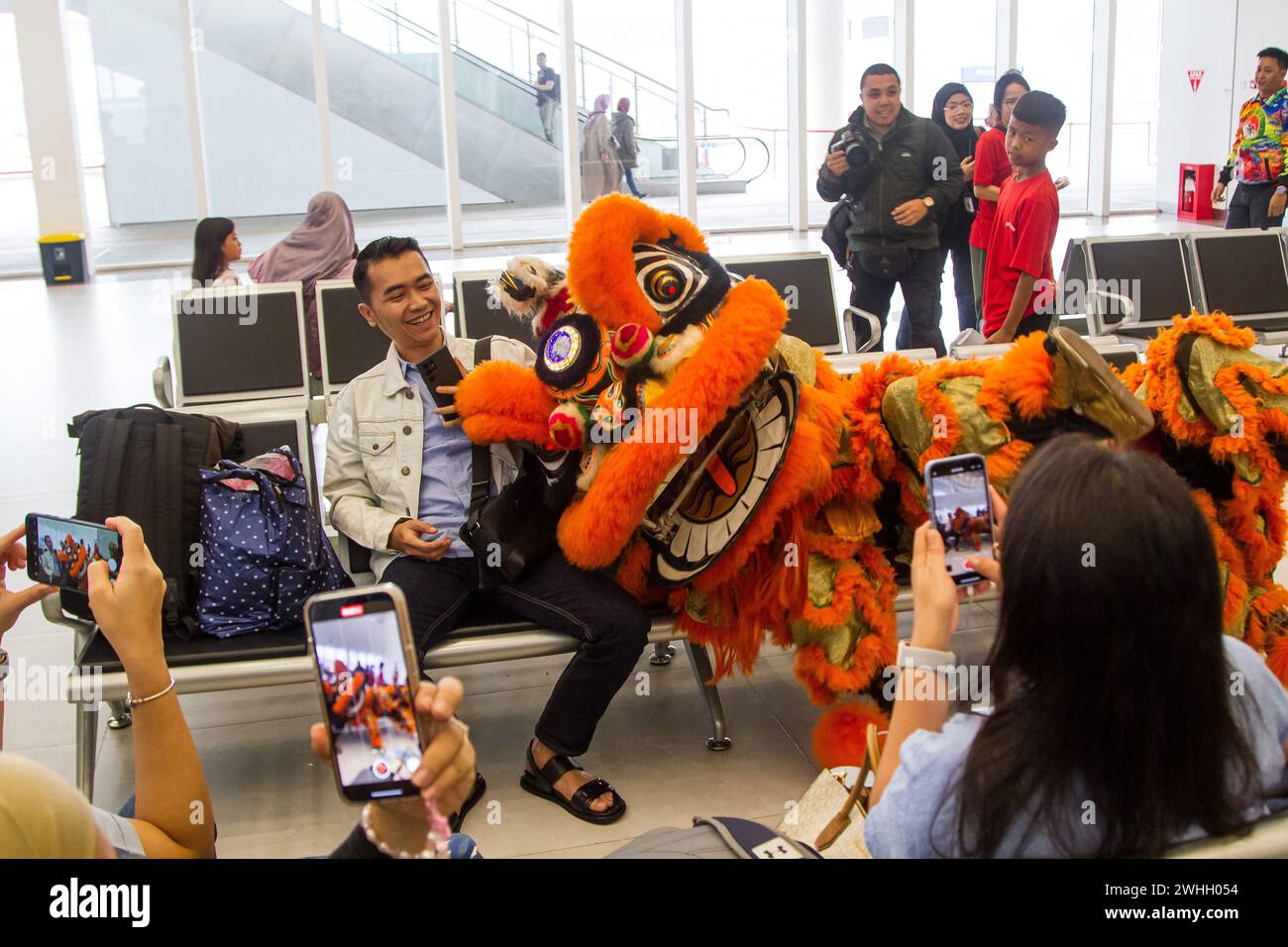 Indonesia. 10 febbraio 2024. La danza del leone Barongsai intrattiene i passeggeri durante la celebrazione del capodanno cinese alla stazione ferroviaria ad alta velocità di Padalarang a Bandung. PT Kereta Cepat Indonesia Cina ha tenuto uno spettacolo di danza del leone per intrattenere i passeggeri alla stazione ferroviaria ad alta velocità di Jakarta Bandung e per celebrare il capodanno cinese del drago. (Foto di Algi February Sugita/SOPA Images/Sipa USA) credito: SIPA USA/Alamy Live News Foto Stock