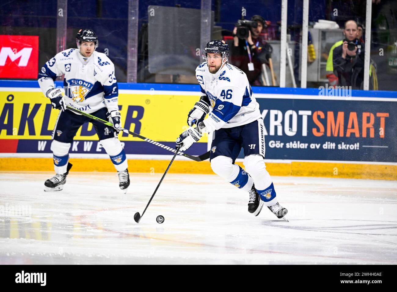 Karlstad 20240210Veli-Matti Vittasmäki finlandese e Joona Luoto finlandese durante le Beijer Hockey Games di sabato (Euro Hockey Tour) partita di hockey su ghiaccio b Foto Stock