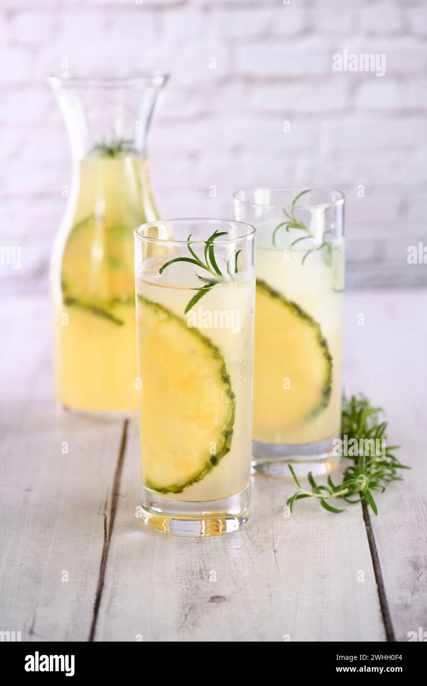 Bicchiere di limonata con ananas Foto Stock