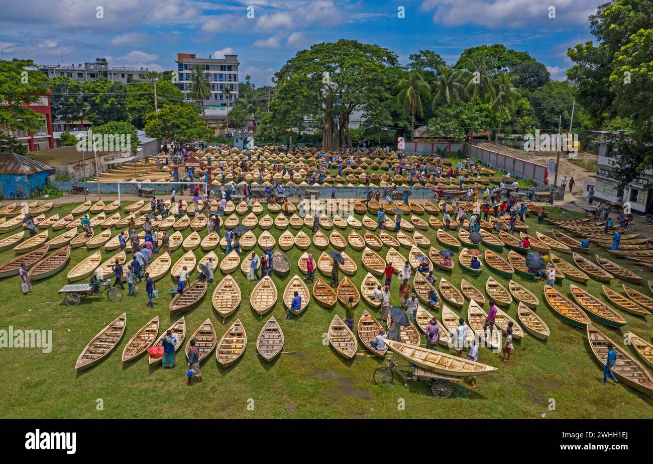 Vista aerea di centinaia di piccole barche in legno sono in vendita presso il più grande mercato tradizionale di Manikganj, Bangladesh. Foto Stock