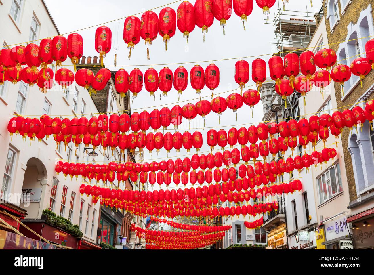 Londra, Regno Unito. 10 febbraio 2024. Le Lanterne cinesi decorano le strade intorno a China Town di Londra per celebrare il Capodanno cinese (anno del Drago). Lo zodiaco cinese è un ciclo ripetuto di 12 anni di segni animali basato sul calendario lunare. Il nuovo anno lunare segna il passaggio da un animale all'altro. Crediti: Stuart Robertson/Alamy Live News. Foto Stock
