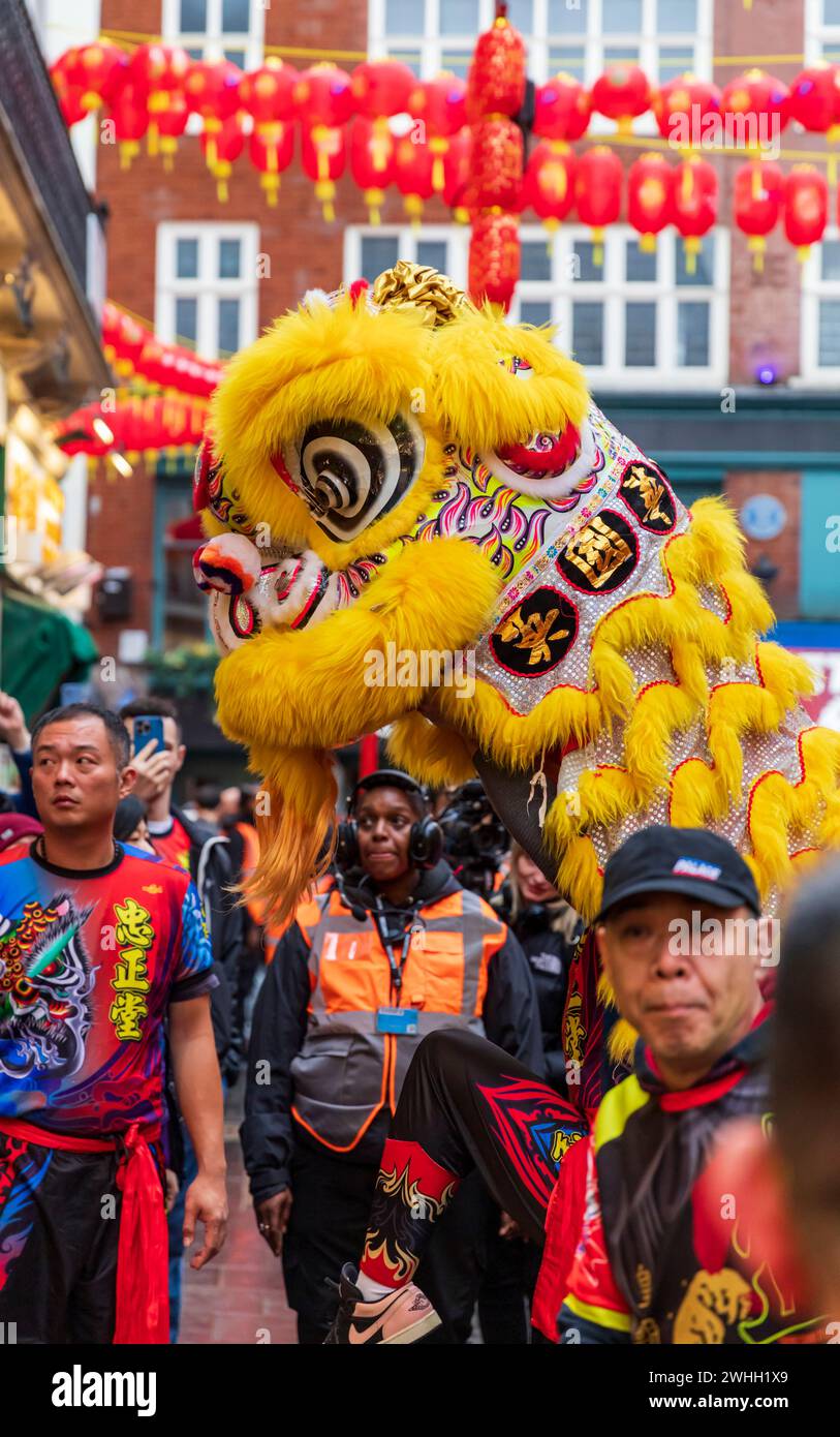 Londra, Regno Unito. 10 febbraio 2024. Un drago burattino intrattiene la folla riunita per celebrare il Capodanno cinese (anno del Drago) nella China Town di Londra. Lo zodiaco cinese è un ciclo ripetuto di 12 anni di segni animali basato sul calendario lunare. Il nuovo anno lunare segna il passaggio da un animale all'altro. Crediti: Stuart Robertson/Alamy Live News. Foto Stock