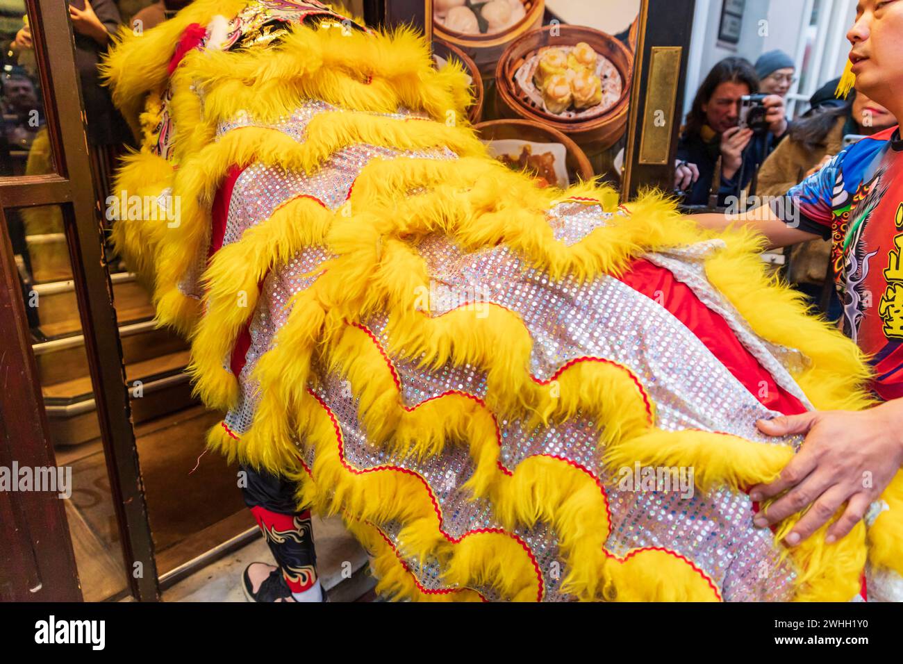 Londra, Regno Unito. 10 febbraio 2024. Un drago burattino visita ogni azienda locale intorno a Gerrard Street, nella China Town di Londra, per celebrare il Capodanno cinese (anno del Drago). Lo zodiaco cinese è un ciclo ripetuto di 12 anni di segni animali basato sul calendario lunare. Il nuovo anno lunare segna il passaggio da un animale all'altro. Crediti: Stuart Robertson/Alamy Live News. Foto Stock