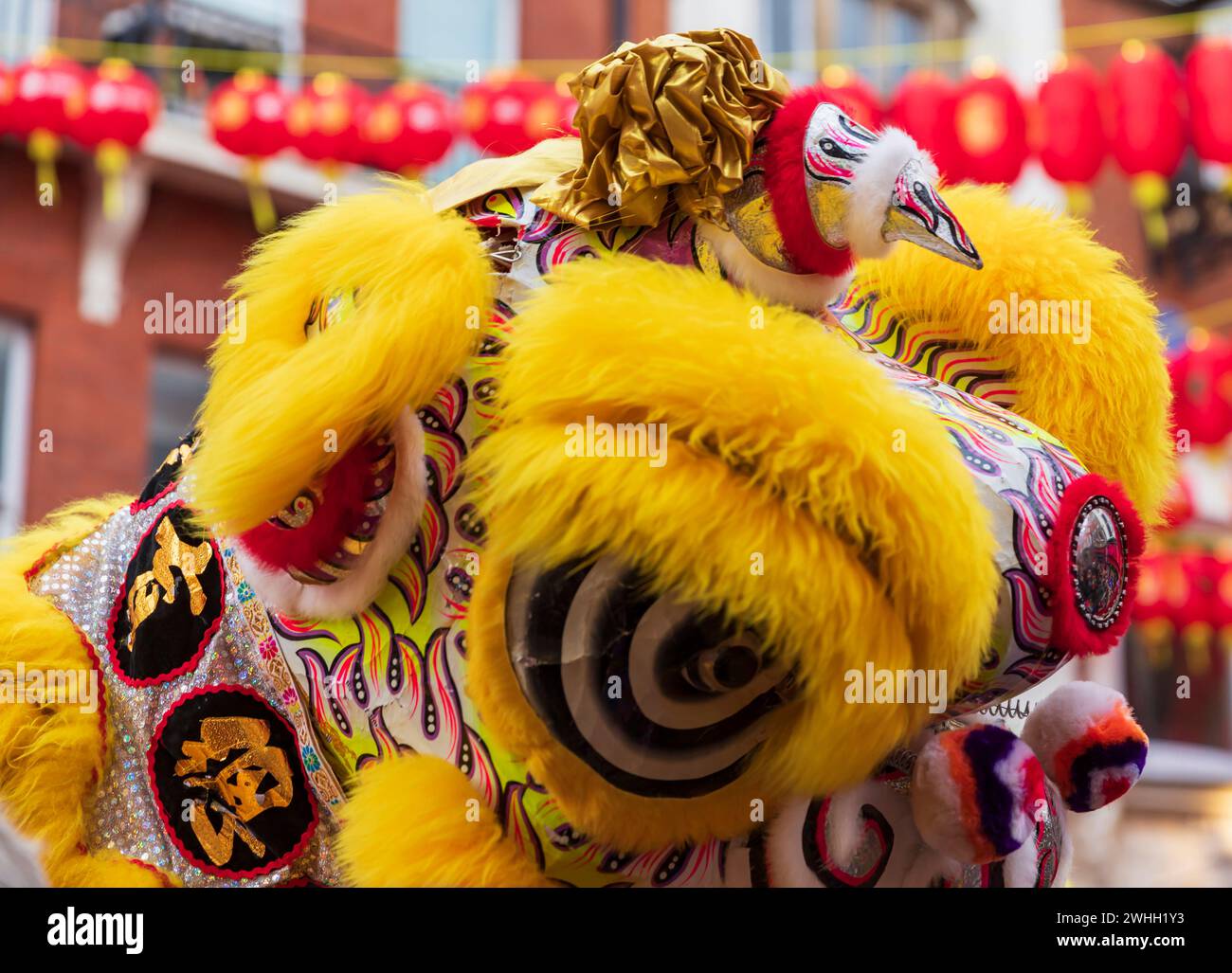 Londra, Regno Unito. 10 febbraio 2024. Un drago burattino intrattiene la folla riunita per celebrare il Capodanno cinese (anno del Drago) nella China Town di Londra. Lo zodiaco cinese è un ciclo ripetuto di 12 anni di segni animali basato sul calendario lunare. Il nuovo anno lunare segna il passaggio da un animale all'altro. Crediti: Stuart Robertson/Alamy Live News. Foto Stock