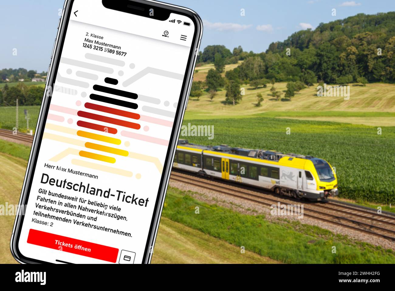 Deutschland-Ticket D-Ticket o biglietto da 49 euro su un telefono cellulare con treno regionale treno regionale montaggio fotografico regionale a Uhingen, Germa Foto Stock