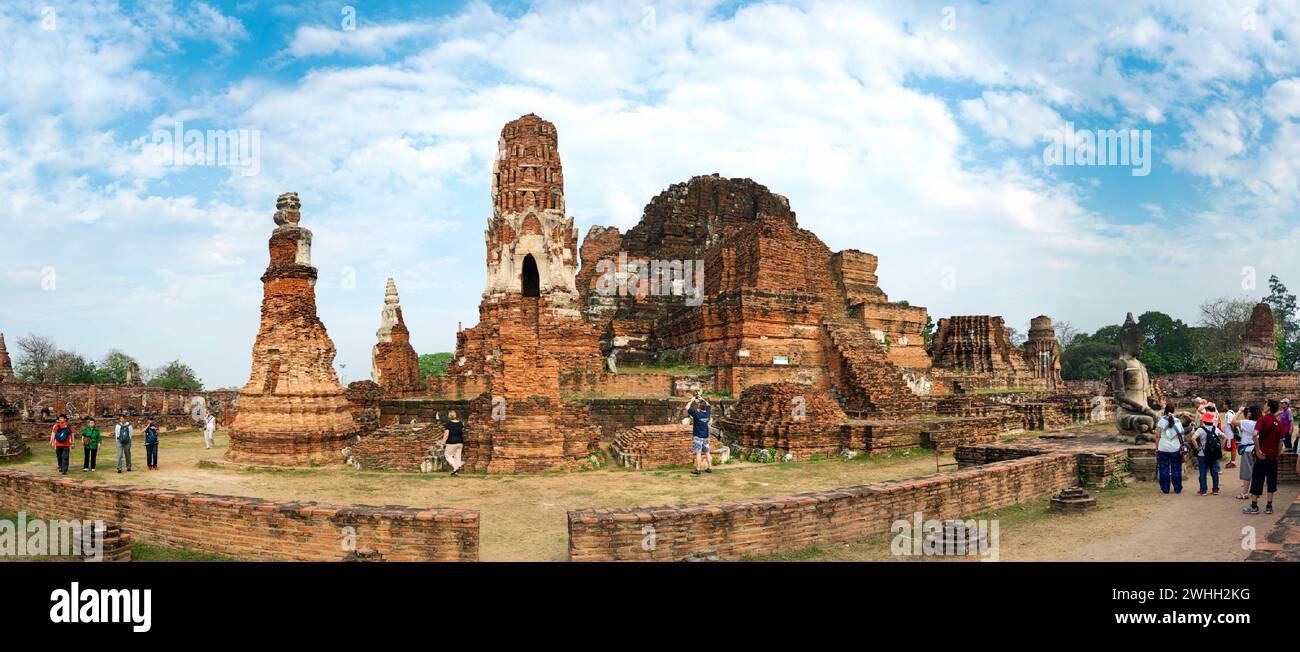 I turisti esplorano antiche rovine. Ayutthaya. Thailandia Foto Stock