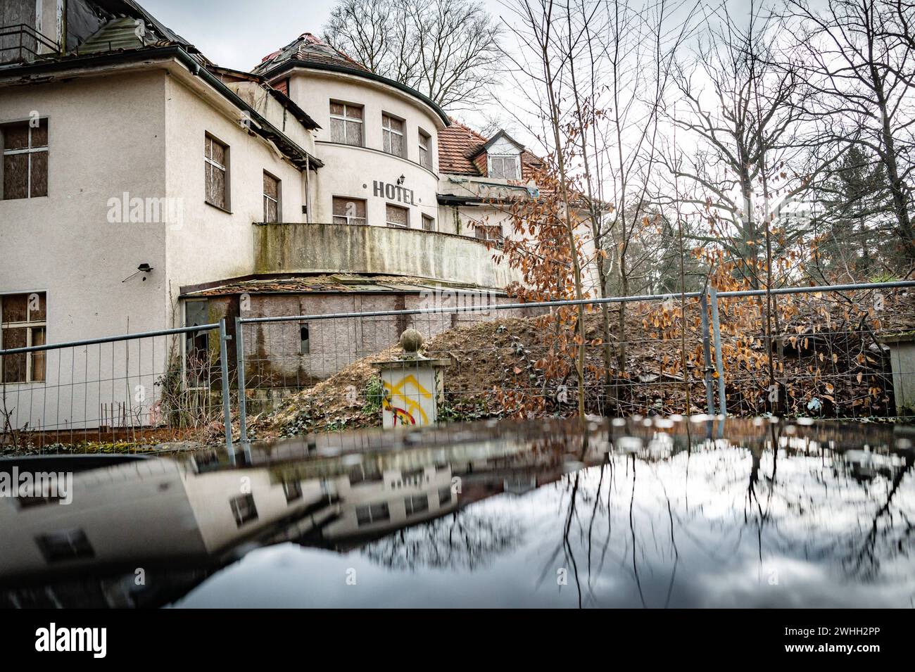 Berlin Reinickendorf OT Frohnau nur noch eine Ruine nach jahrelangem Leerstand: Hotel / ristorante Entenkeller - 10.02.2024 Berlin *** Berlin Reinickendorf OT Frohnau solo una rovina dopo anni di vacanza Hotel Restaurant Entenkeller 10 02 2024 Berlin Foto Stock