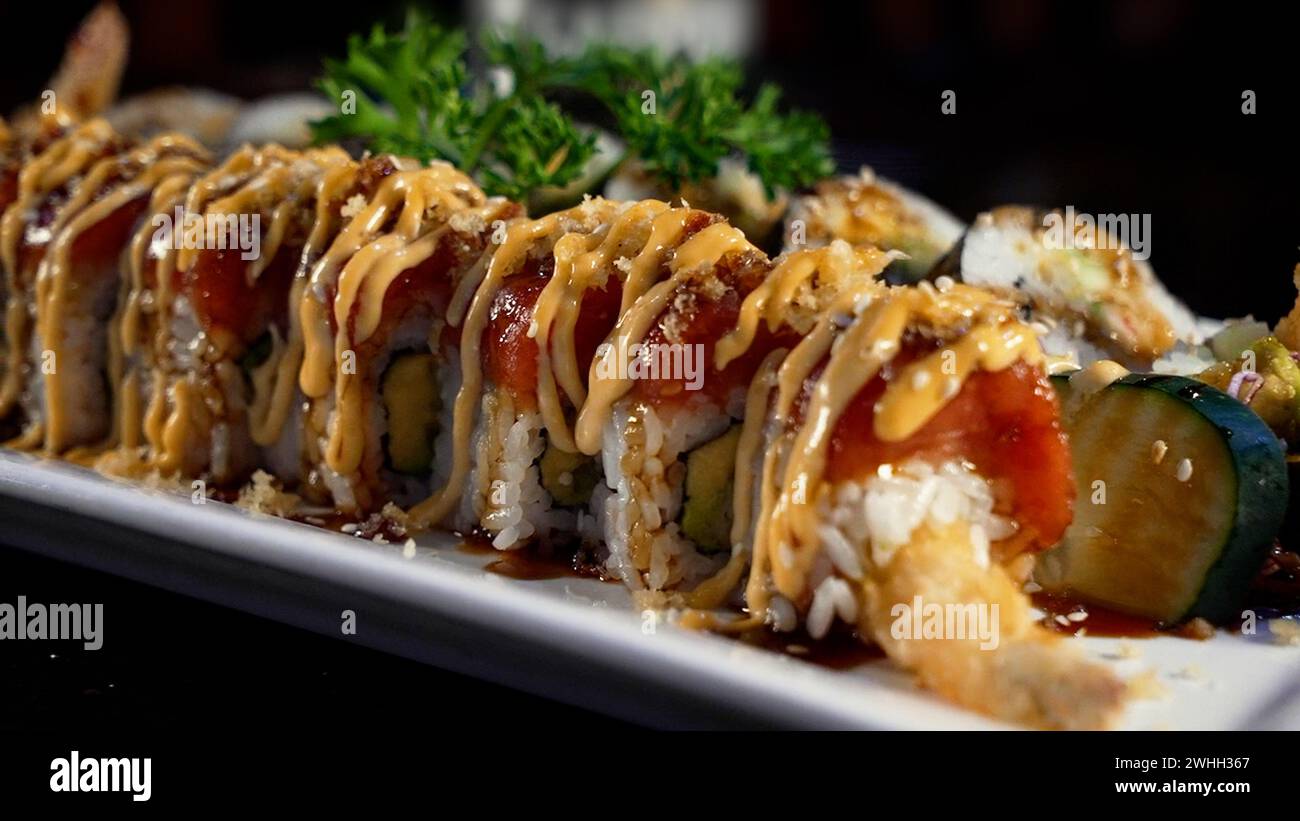 Un delizioso sushi, salato e ricoperto di verdure Foto Stock