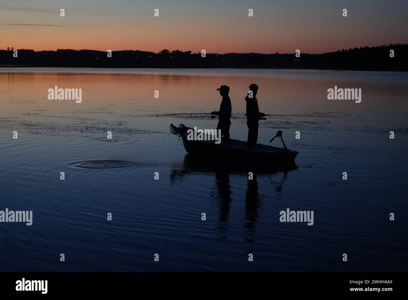23.07.2020, Lanken, Grosspolen, PLN - silhouette: Jugendliche angeln bei Daemmerung in einem Boot auf dem Jezioro Gwiazdy. MRyes, 15-20 Jahre, Abend, abends, abgeschieden, Abgeschiedenheit, Angeln, Angelruten, Angelsport, Angler, aussen, Aussenaufnahme, Boot, Daemmerung, einsam, Einsamkeit, entspannen, Entspannung, erholen, Erholung, Europa, europaeisch, fischen, Fischer, Fischerei, Fischfang, Freizeit, Freizeitaktivitaet, Gesellschaft, Gewaesser, Grosspolen, Hobby, Hobbyangler, Jahreszeit, Jezioro Gwiazdy, Jugendliche, Lakie, Lanken, Lipka, Menschen, Natur, Osteuropa, Personen, Polen, polnisc Foto Stock