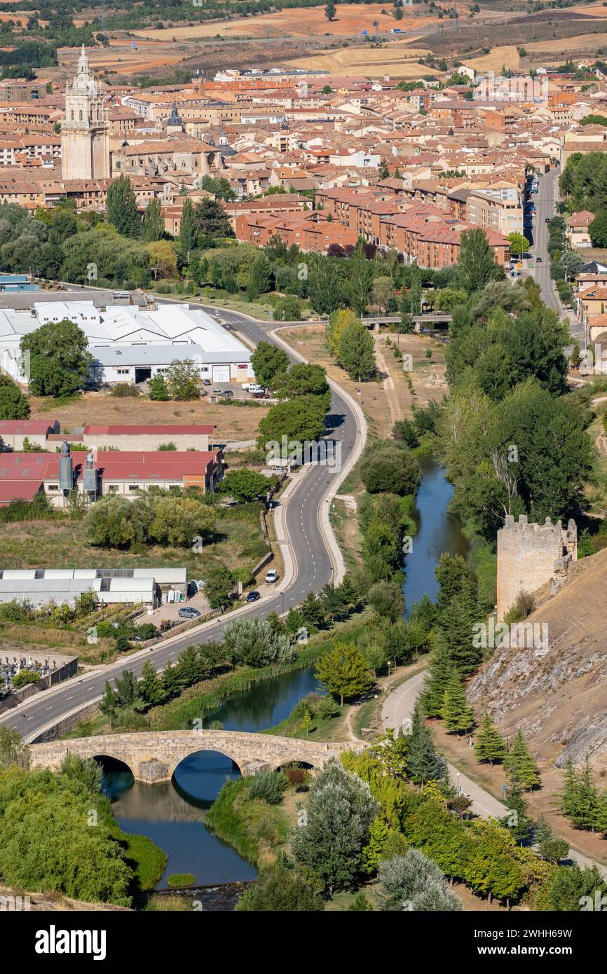 Puente romano sobre el rÃ­o Ucero y Torre del agua Foto Stock