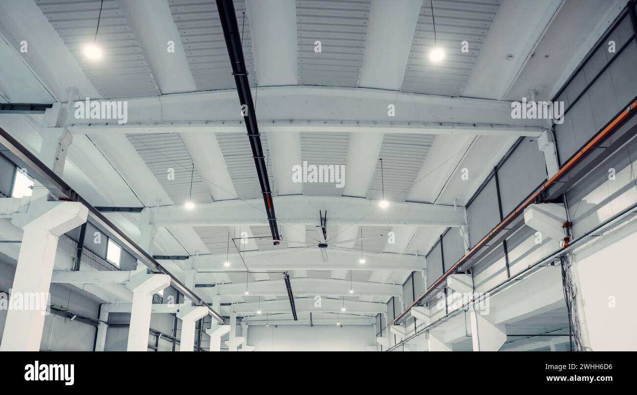 Soffitto e interni di una moderna fabbrica di colore bianco Foto Stock