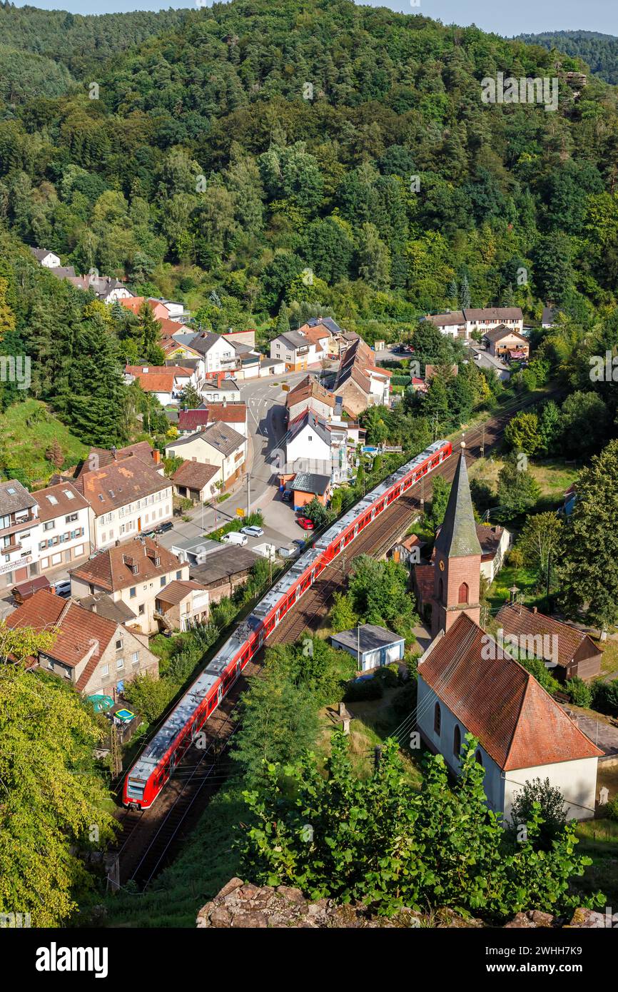 Frankenstein, Germania - 23 agosto 2023: Treno ferroviario della serie 425 del DB Regio AS S1 Regional Train Portrait a Frankenstein, Germania. Foto Stock