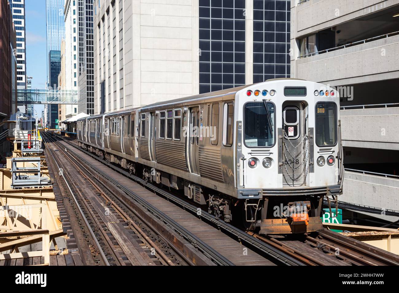 Chicago, Stati Uniti - 3 maggio 2023: Treno sopraelevato della metropolitana di Chicago "l'" treno dei trasporti pubblici presso la fermata Harold Washington Library di Chicago, Stati Uniti. Foto Stock