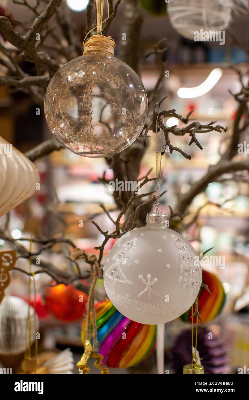 Palle di Natale in vetro su rami di alberi secchi come decorazioni natalizie Foto Stock