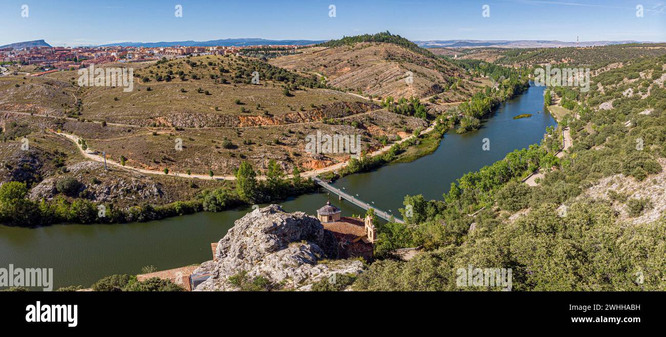 Rio Duero y ermita de San Saturio Foto Stock