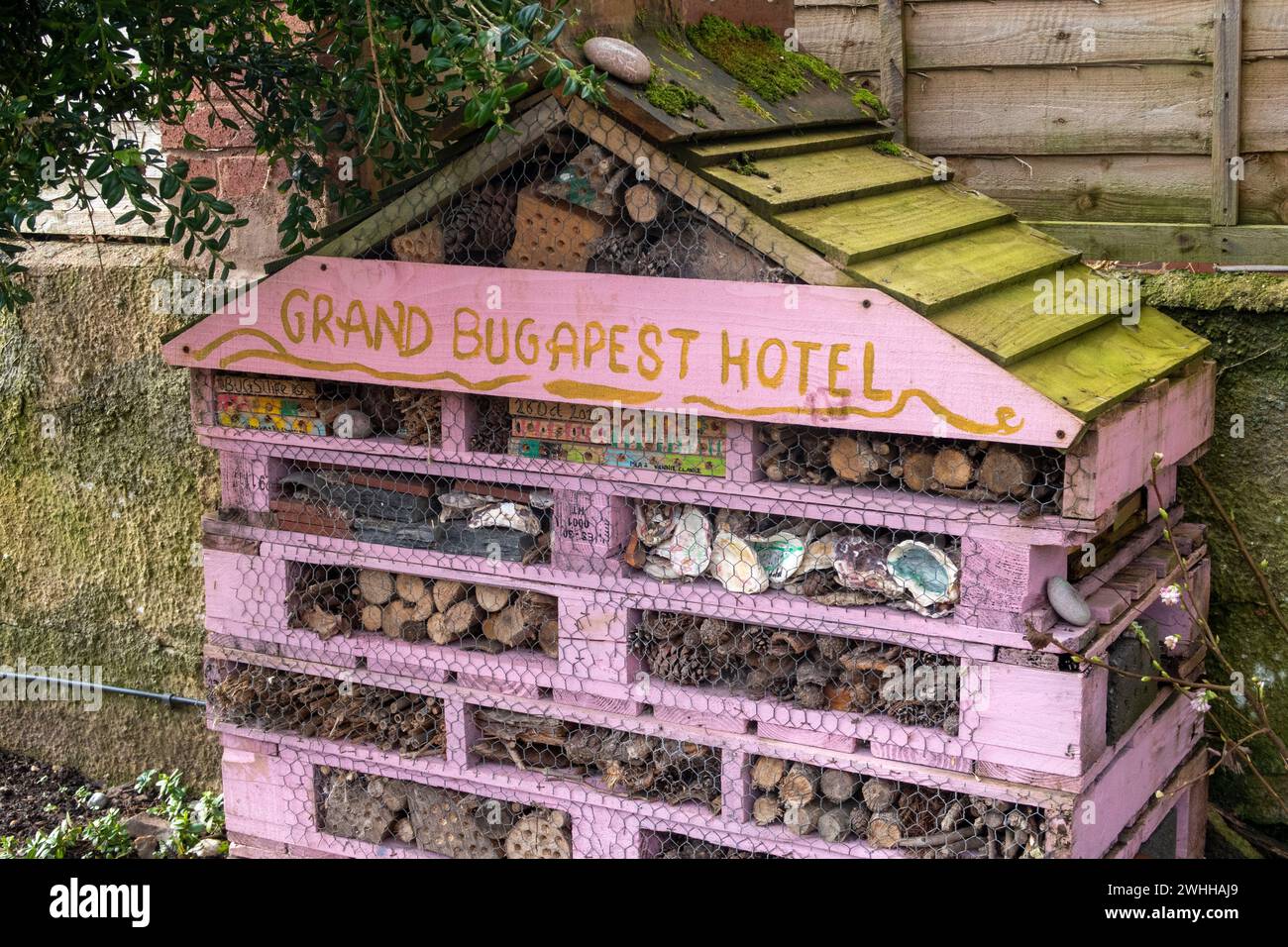 Grande hotel per insetti, casa di rifugio per insetti, a Sidmouth, Devon. Il Grand Bugapest Hotel. Rifugio invernale per insetti. Foto Stock