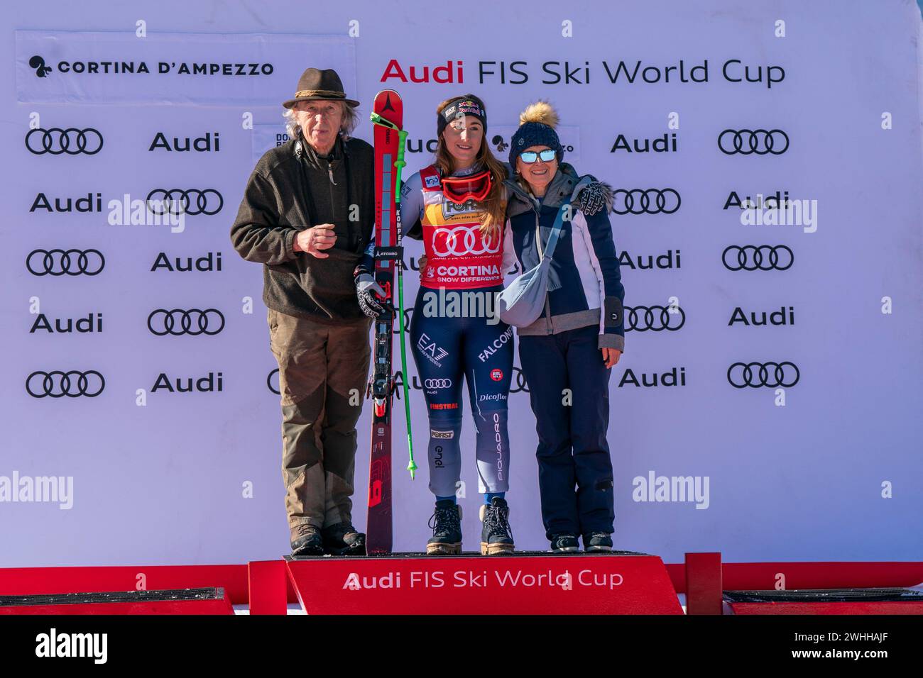Cortina d’Ampezzo, Italia 27 gennaio 2024. GOGGIA Sofia (Ita) 3° posa con sua madre e suo padre nella Audi Fis Coppa del mondo di sci alpino femminile dow Foto Stock