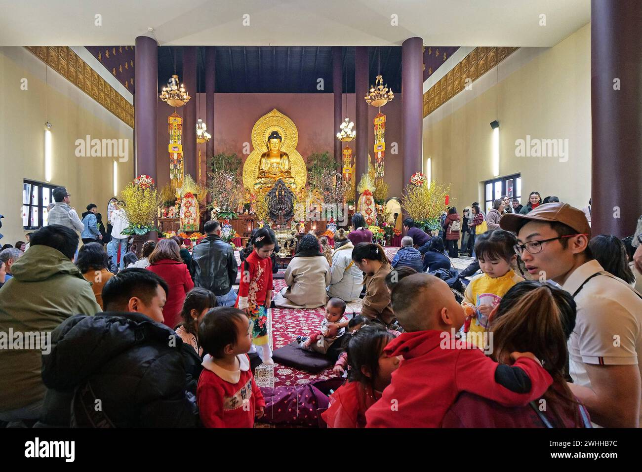 DAS vietnemnesische Neujahrsfest, Tet Fest, 2024 in der Linh Thuu Pagode a Berlino-Spandau, 10. Febbraio 2024 begannen die Feierlichkeiten zum budhistischen Neujahrsfest. In der Berliner Linh Thuu -Pagode trifft sich ein Teil der vietnamnesisches Community um das vietnamnesische Tet Fest zu feiern. Dies ist der höchste vietnamnesische Feiertag und steht für Tet Nguyen Dan, Die Feier des ersten Mogens. DAS Tet Fest ist eine Zeit der Erneuerung, der Familie und der Ehrung der Ahnenl. Es wird traditionell als Familientreffen und für Pilgerreisen genutzt. Berlin-Spandau Berlin Deutschland *** The Foto Stock