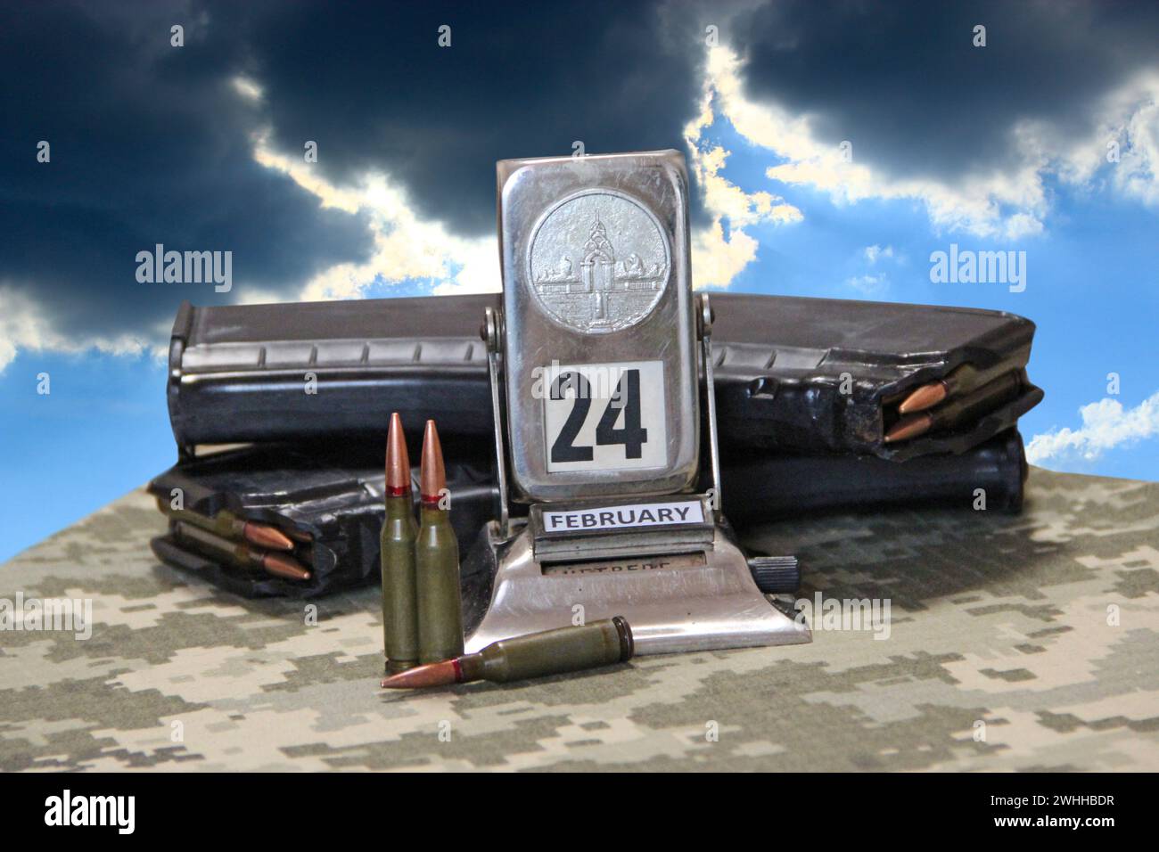 Cartucce per il fucile d'assalto Kalashnikov. Concetto di guerra. Pila di cartucce con proiettili. pila di Foto Stock