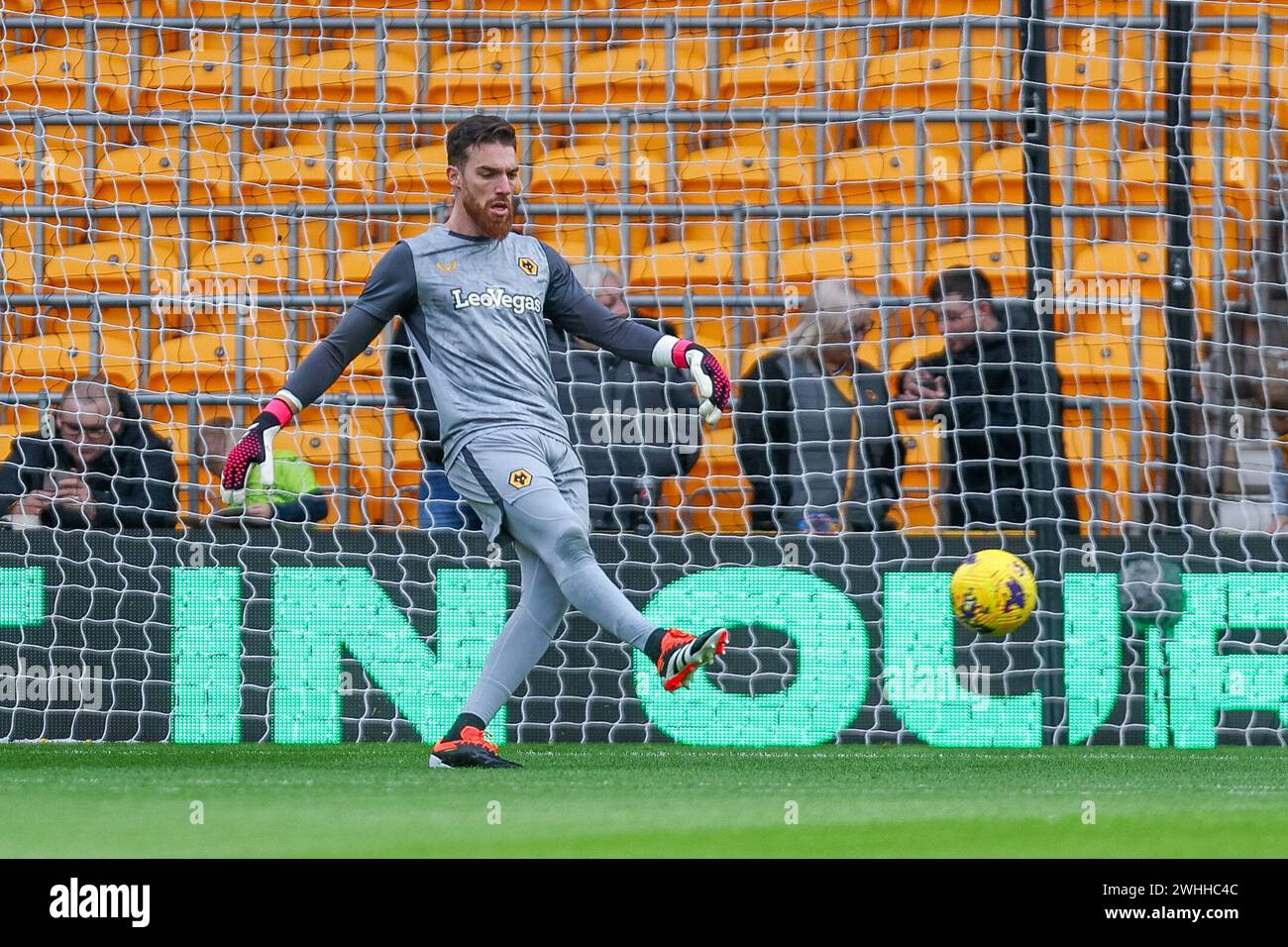 Wolverhampton, Regno Unito. 10 febbraio 2024. Il portiere dei lupi, José Sá, si scalda in vista della partita di Premier League tra Wolverhampton Wanderers e Brentford a Molineux, Wolverhampton, Inghilterra, il 10 febbraio 2024. Foto di Stuart Leggett. Solo per uso editoriale, licenza richiesta per uso commerciale. Non utilizzare in scommesse, giochi o pubblicazioni di singoli club/campionato/giocatori. Crediti: UK Sports Pics Ltd/Alamy Live News Foto Stock