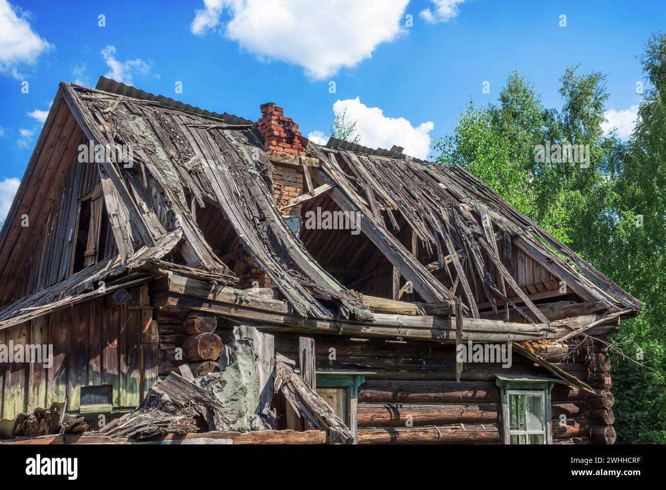 Il tetto ha abbandonato la vecchia casa, la desolazione e la rovina, una vecchia casa di villaggio a fores Foto Stock