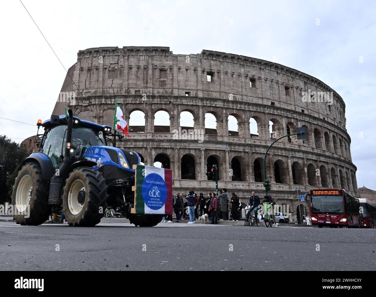 Roma, Italia. 9 febbraio 2024. Un trattore è stato visto in una protesta a Roma, Italia, 9 febbraio 2024. Gli agricoltori di Italia, Polonia, Spagna e Bulgaria hanno organizzato nuove proteste questa settimana contro le normative eccessivamente restrittive dell'Unione europea e le importazioni a basso costo dai paesi terzi. PER ANDARE AVANTI CON "Roundup: Gli agricoltori europei lanciano nuove proteste su pesanti regolamenti comunitari, importazioni a basso costo” credito: Alberto Lingria/Xinhua/Alamy Live News Foto Stock
