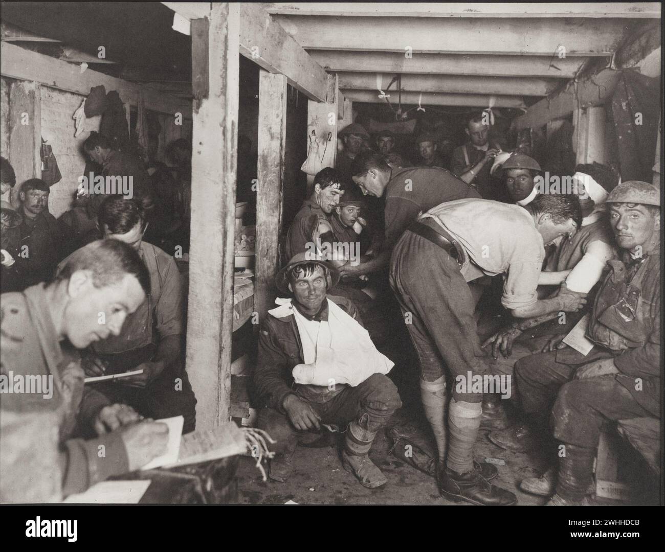 Scena in una stazione di vestizione avanzata durante una battaglia. Foto del 1917-1918 di Capt F.Hurley Foto Stock