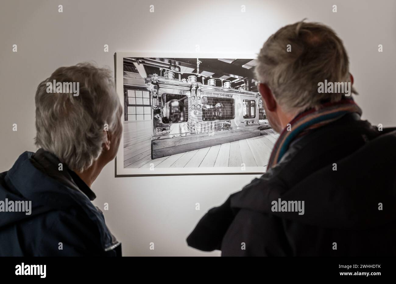 Persone che guardano una foto di The Spirit Safe, Glenkinchie Distillery, East Lothian, Scotlabnd, Regno Unito Foto Stock