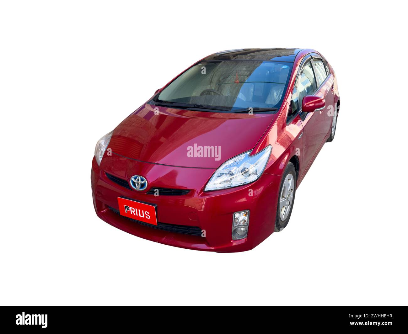 Toyota Prius auto di colore rosso su sfondo bianco isolato: SWAT, Pakistan - 08 Feb 2024. Foto Stock