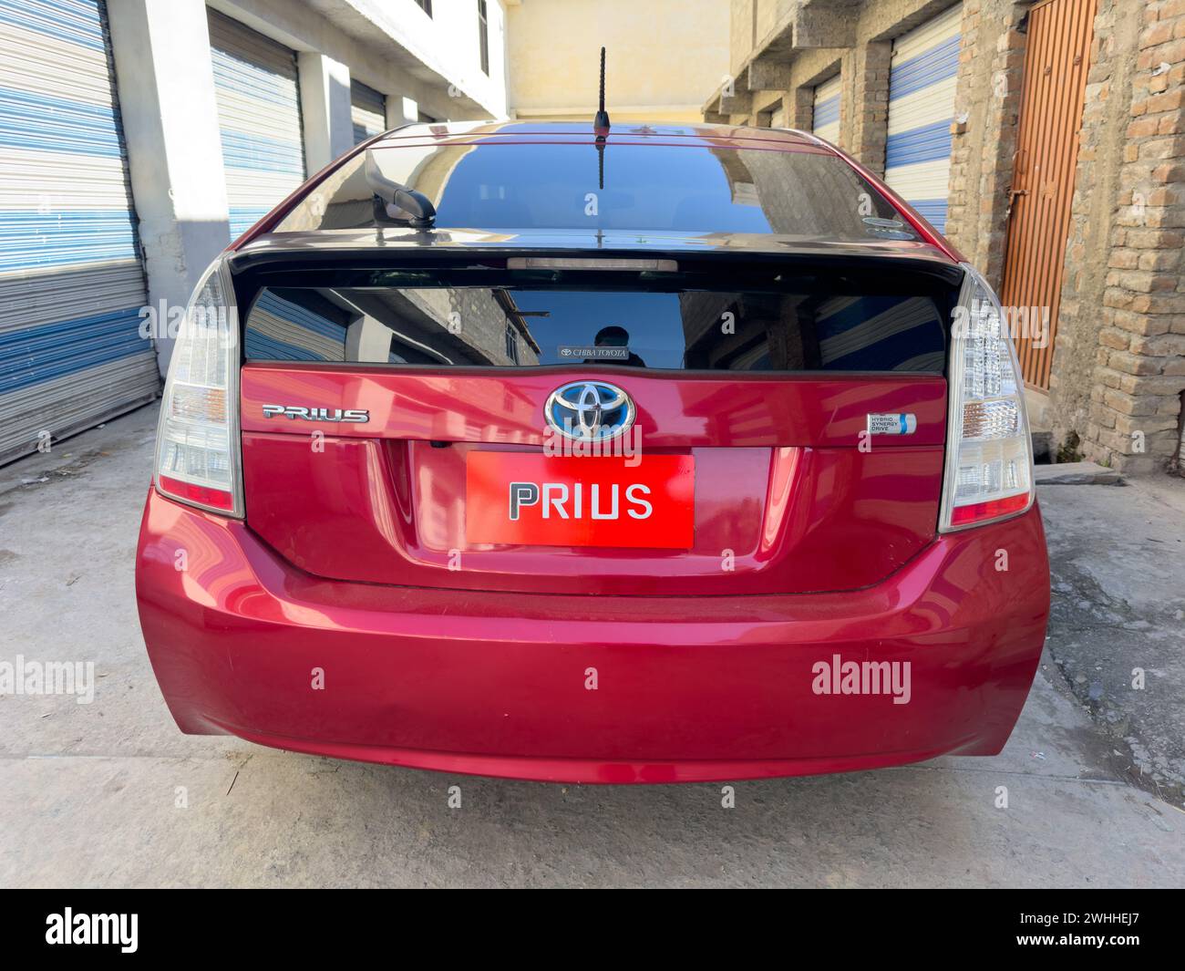 Toyota Prius a basse emissioni. Concetto di viaggio ecologico: SWAT, Pakistan - 08 febbraio 2024. Foto Stock