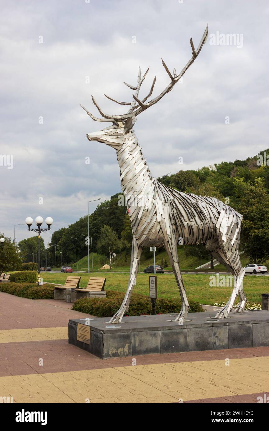 A Nizhniy Novgorod sull'argine del fiume Volga c'è una scultura di un cervo in metallo. Cervi- Foto Stock