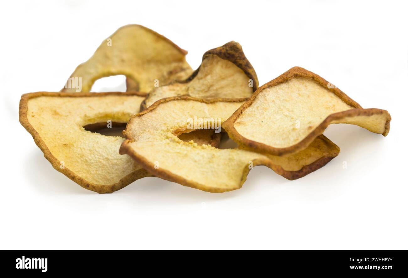 Frutta secca isolata su fondo bianco. Fette di pera essiccate Foto Stock