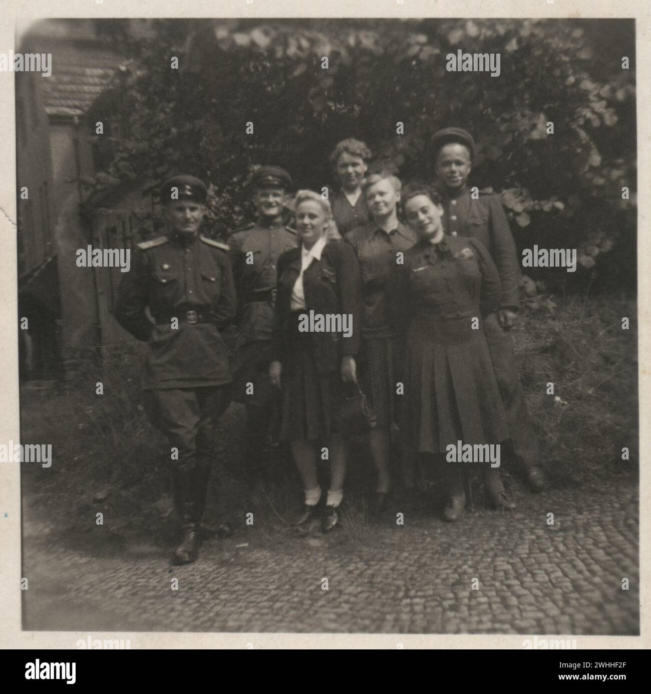 Foto di gruppo amatoriale d'epoca del popolo sovietico felice dopo la seconda guerra mondiale, Germania, 1945-1948 Foto Stock