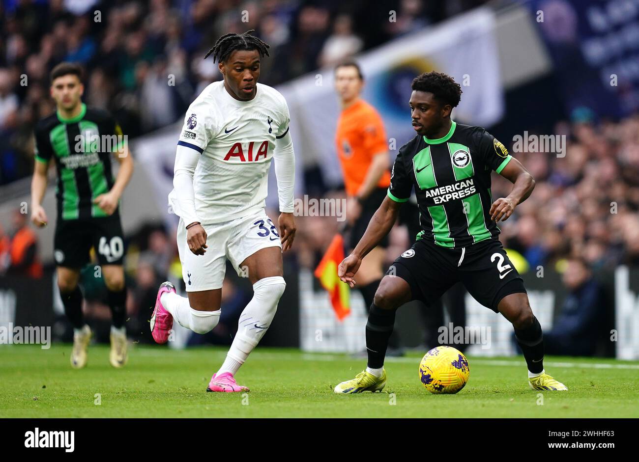 Destiny Udogie del Tottenham Hotspur e Tariq Lamptey (a destra) di Brighton e Hove Albion si battono per il pallone durante la partita di Premier League al Tottenham Hotspur Stadium di Londra. Data foto: Sabato 10 febbraio 2024. Foto Stock