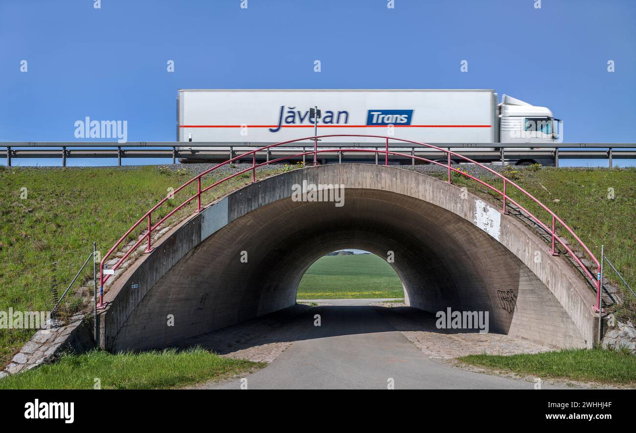 Il veicolo sul ponte autostradale Foto Stock