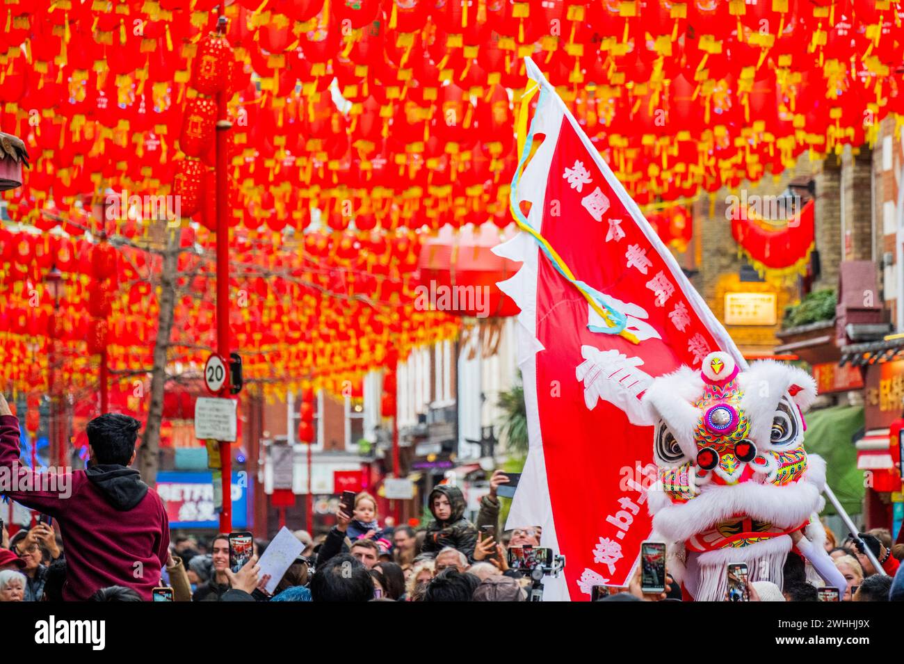 Londra, Regno Unito. 10 febbraio 2024. I ballerini dei leoni visitano i negozi e i ristoranti di Chinatown, Londra, per portare loro buona fortuna per il nuovo anno. Il 2024 è l'anno del drago. Crediti: Guy Bell/Alamy Live News Foto Stock