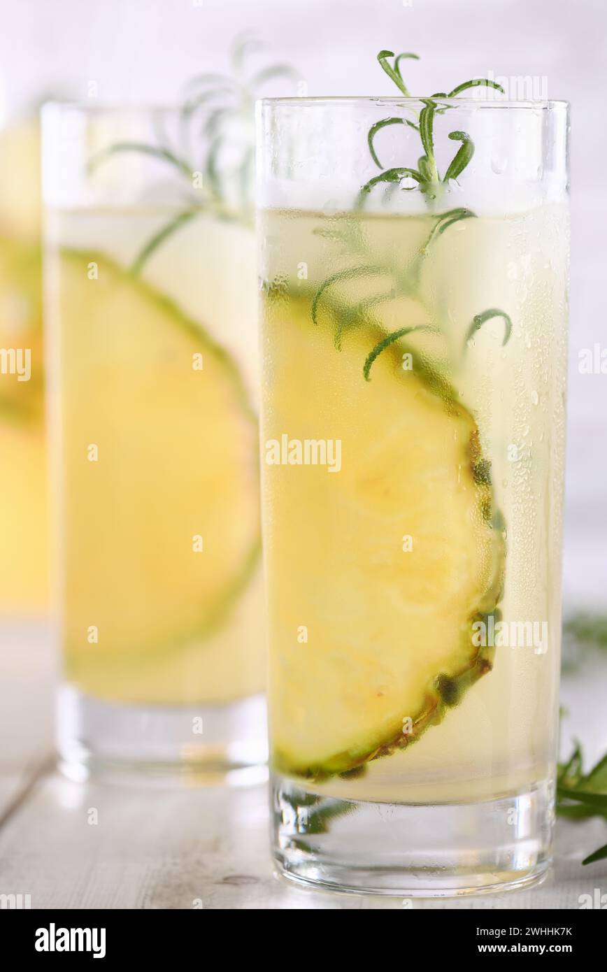 Bicchiere di limonata con ananas Foto Stock