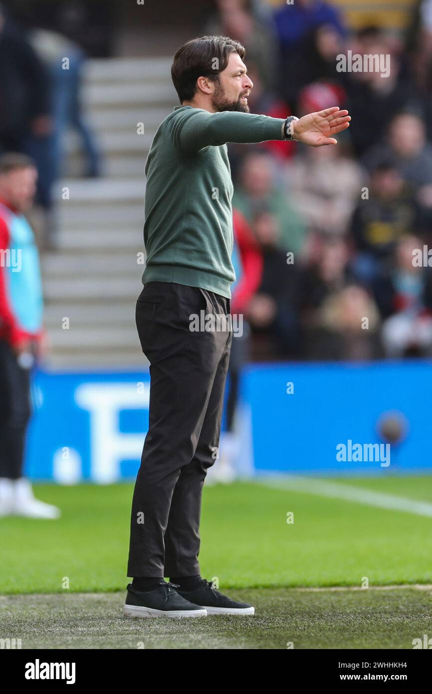 Southampton, Regno Unito. 10 febbraio 2024. Southampton Manager Russell Martin gesti durante la partita tra Southampton FC e Huddersfield Town AFC al St.Mary's Stadium, Southampton, Inghilterra, Regno Unito il 10 febbraio 2024 Credit: Every Second Media/Alamy Live News Foto Stock