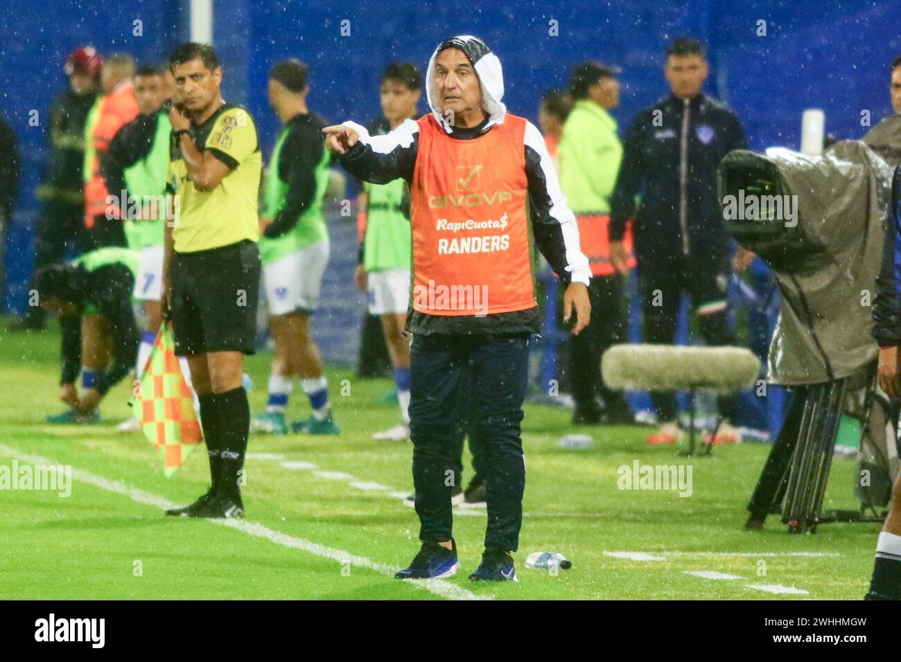 Buenos Aires, Argentina. 9 febbraio 2024. Leonardo Madelon allenatore del Gimnasia y Esgrima la Plata durante la partita del 4° turno della Liga Profesional de Fútbol argentina allo stadio José Amalfitani ( credito: Néstor J. Beremblum/Alamy Live News Foto Stock